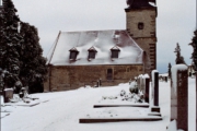 Kirche im Winter vom Friedhof