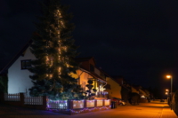 Weihnachtlich beleuchtetes Tiefthal